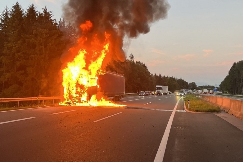 В Австрии тягач белоруса сгорел от попавшего под него мотоцикла В Австрии тягач белоруса сгорел от попавшего под него мотоцикла