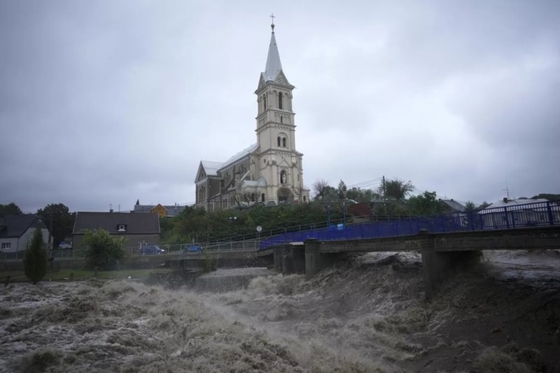 Сильнейший циклон обрушился на Европу – есть погибшие Сильнейший циклон обрушился на Европу – есть погибшие