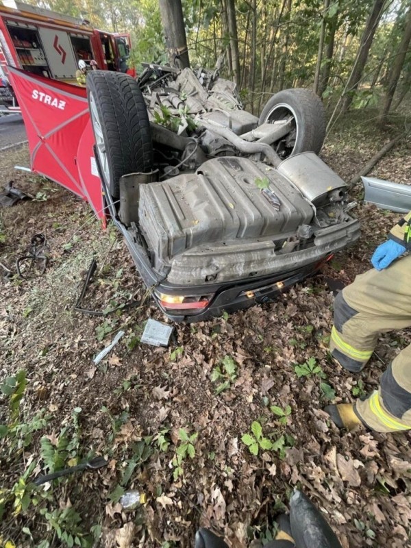 Белорус на BMW влетел в дерево и погиб в Польше Белорус на BMW влетел в дерево и погиб в Польше