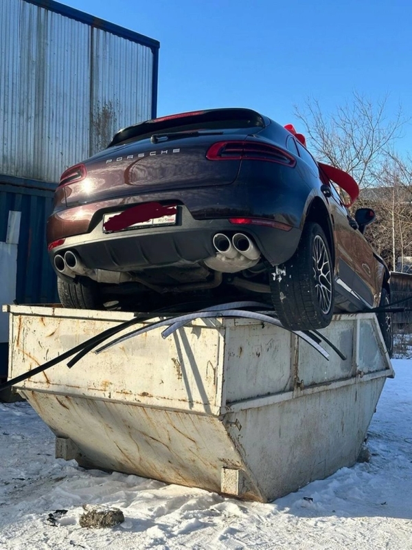Мужчина выбросил Porsche в мусор. Это был подарок для жены, но он ей не понравился Мужчина выбросил Porsche в мусор. Это был подарок для жены, но он ей не понравился