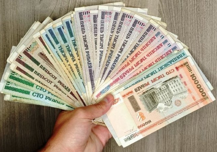 В Германии мошенник обменял старые белорусские рубли на 2 000 евро В Германии мошенник обменял старые белорусские рубли на 2 000 евро